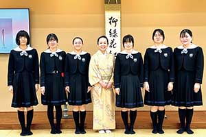 笑顔が素敵な茶道部のみなさんと本間尚子コーチ（中央）