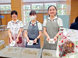 学校説明会に手作りクッキーを配布