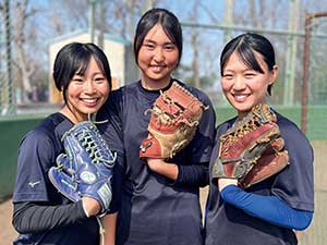 左から、S・Hさん（高3・部長）、M・Yさん（高3・キャプテン）、A・Yさん（高3・副キャプテン）。はつらつとした明るい笑顔が印象的
