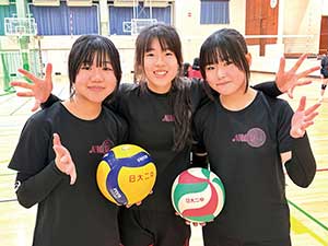 左から、副部長のM.Hさん、部長のT.H.さん、ゲームキャプテンのT.S.さん