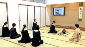 約40畳のきれいな和室で一つひとつの所作を落ち着いて実践