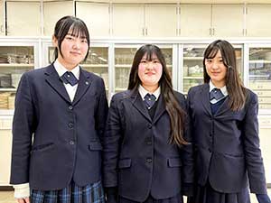 左から高校調理部のM.I.さん（会計）、A.Y.さん（部長）、S.S.さん（会計）