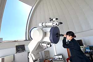 学校の屋上にある天文台で星を観察。