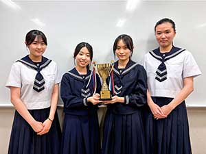 左から高2のR.M.さん、S.S.さん、M.T.さん、C.N.さん