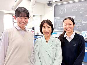 左から、S・Mさん、森山和世先生、I・Yさん