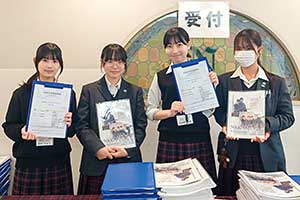 学校説明会のサポートを行う中村アンバサダーの生徒たち