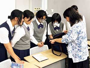 試作バックの意見交換をする生徒会メンバーとマザーハウスの山口絵理子代表