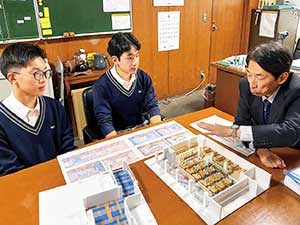 (左から)陳さん、追分さん、中村校長