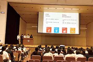 中学1年生の時からSDGsについて学び、最終学期には、SDGs活動に取り組む企業や団体を探し、訪問のアポを取ります