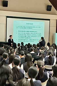 法政大学の先生をお招きし、大学での研究も意識したアドバイスをいただきます