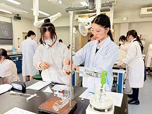 「化学実験」の授業