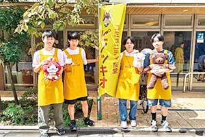 コミュニティ食堂ピノッキオでは、毎月第4日曜日に100食のカレーを調理し、提供します。子どもたちとのふれあいも生徒たちの刺激になっています