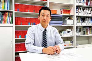 はば広い視点で生徒を支える髙岡雅位先生。