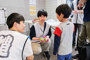 ゲームのルールを子どもに説明する生徒たち。子どもにもわかるように丁寧にやり方を伝えていました