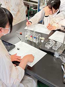 「化学実験」の授業