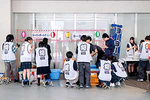 ヨーヨー釣りの準備の大変さを実感した生徒たち。みんなで力を合わせて準備しました