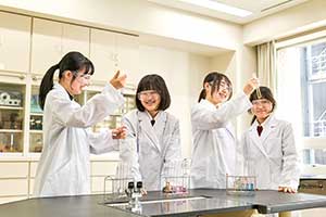 教科書の内容からだけでは得られない学びを、実験を通して学びます