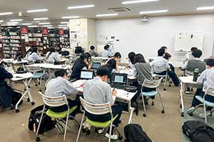 可動式の椅子と机を導入し、探究授業で活用しやすい図書館（メディアセンター）のスペース