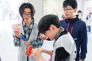 開始前にヨーヨー作りに挑戦。コツを掴むまでは四苦八苦していました