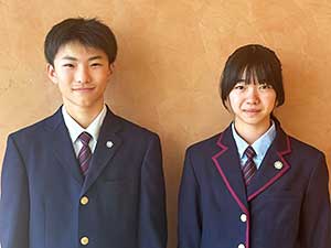 (右から、1年のTさんとNさん)