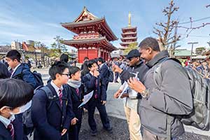 中1では、外国人留学生を英語で浅草案内に挑戦