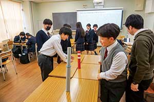 二大タワーの研究。東京タワーとスカイツリーの縮小模型を使って、どうしたら同じ高さに見えるのか真剣に検討中