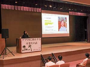 第一線で活躍するあらゆる業界の企業・団体の方が学園を訪れ、講演を行う