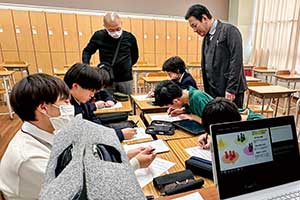 「弱点克服探究」では、まずは自身の弱点を書き出すことからスタート。担当の先生方は生徒をサポート