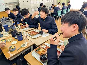 笑顔の給食タイム。