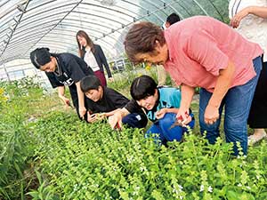 中3では3泊4日で北海道を訪れ、カヌーや農業体験、旭川動物園の見学など、様々なことを体験