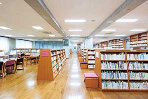 蔵書数6万冊で床暖房完備の図書館。
