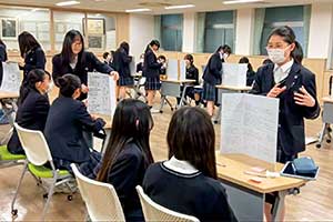 プレゼンテーションボードを用いた発表会。