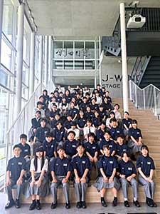 国内外、学年を超えた交流をはじめ、講演や発表もできる階段状ホール「K-STEP」で笑顔をみせる1期生たち。