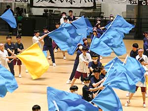 代々木第一体育館の広いフロアに、鮮やかなブルーのフラッグがはためきます。
