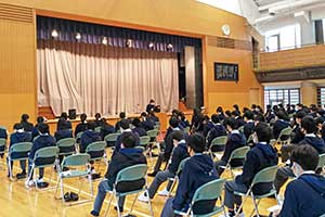 ビブリオバトルの代表者は全学年の前で発表する