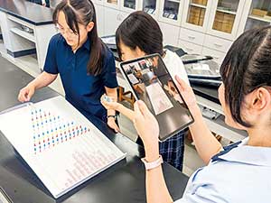 ビー玉を転がして録画をしている実験の様子