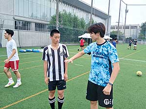 熱心に声をかけてくれることが、みんなの刺激になっています。長谷川さん(右)