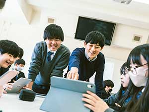 生徒たちは仮説や実験結果を検証するツールとしてAIも主体的に活用。