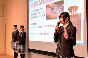 Girls Meet Stem企業訪問プログラムを通して得た探究成果についてプレゼンテーションを行う中学2年生