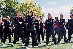 体育祭で応援団長を務めた松岡さん(写真中央)