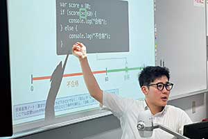 高2探究のプログラミングの授業の様子。