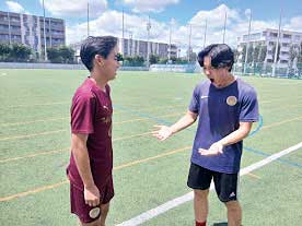 「頑張った先にある最高の景色を後輩たちにも見てほしい」。OBの指導にも熱が入ります。曽羽さん(右)