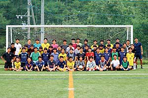 高校1年の時の曽羽さん(後方左端)と高校2年のときの長谷川さん(中央)。サッカー部のメンバーと。
