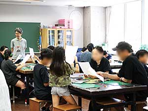 美術の授業では、4コマ漫画をリレー形式で作成。感想も言い合いました。