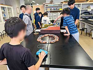 精巧なジオラマにみんな釘付けの鉄道部。
