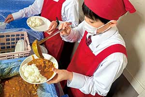 食前観と食後観という短いお経を唱え、食材や作ってくれた人、命への感
謝を育みます。