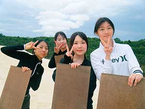 オーストラリア修了研修では、それまでの日本文化体験と、さまざまなカリキュラムで身につけた英語力を生かしてコミュニケーションを図る