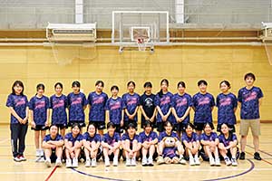 顧問の先生を囲んで、部員みんなでニッコリ!