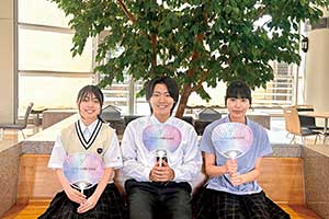 今回、取材に答えてくれたNF LINKのメンバー。3人のお気に入りスポット、スチューデントラウンジで撮影。