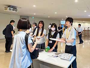 受付で来場者の対応や会場の誘導も生徒が担当
